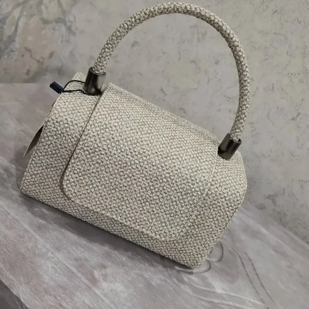 کیف ساندویچی چرم طرح کنف رنگ نسکافه ای و کرم ابعاد 20 در 12
