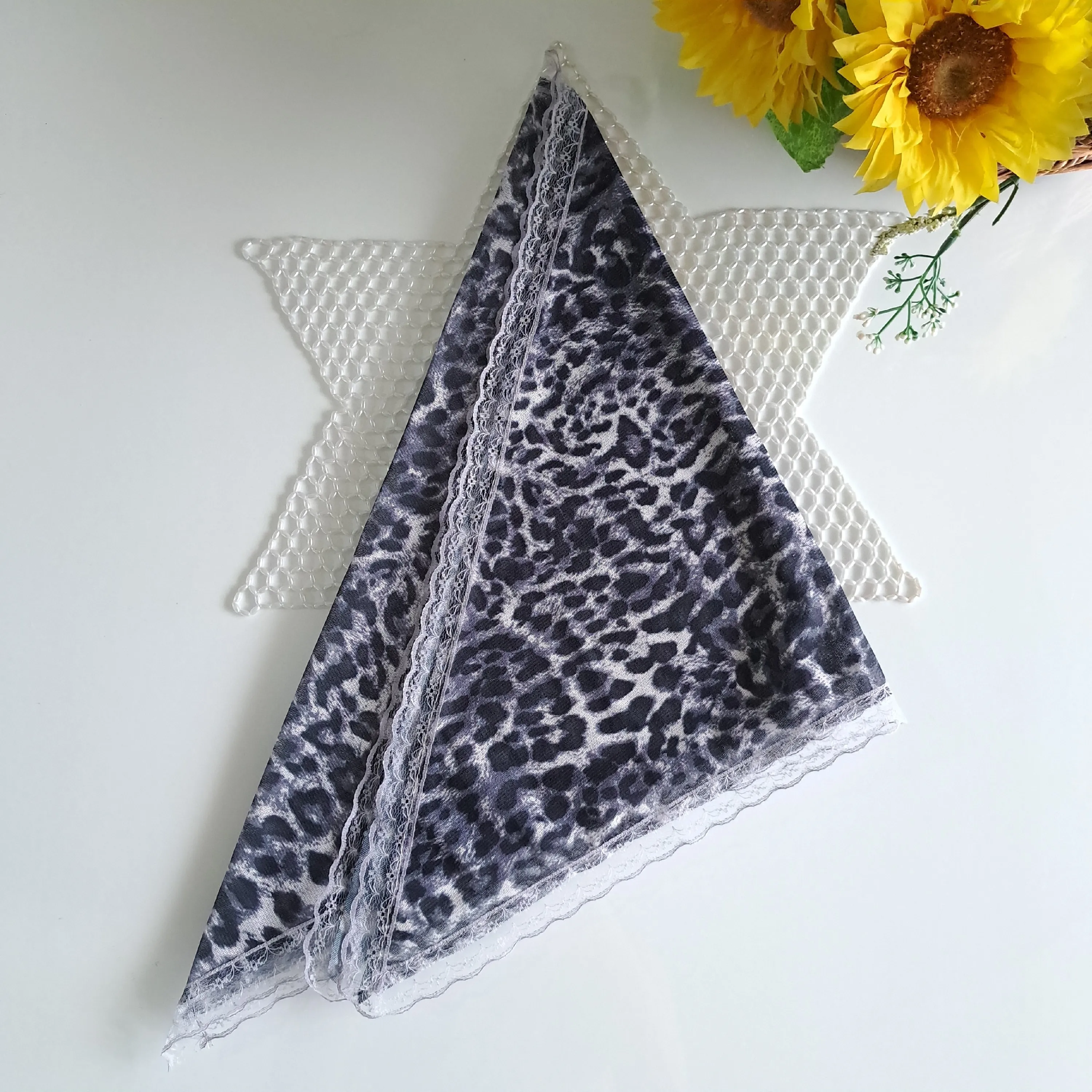 مینی اسکارف سه گوش نخی مشکی و قهوه ای طرح رز و پلنگی