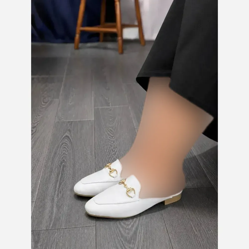صندل زنانه مدل لندن چرم صنعتی خارجی رنگ مشکی و سفید