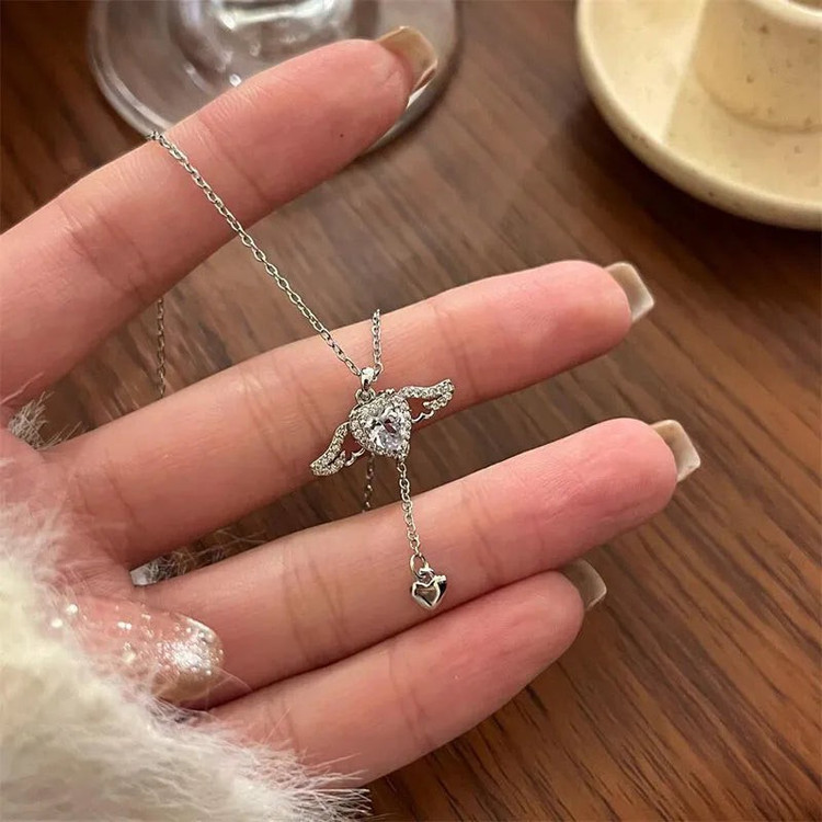 گردنبند زنانه مدل قلب بالدار بال متحرک